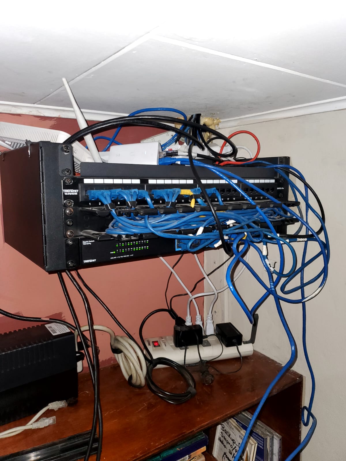 Gabinete desordenado antes del mantenimiento